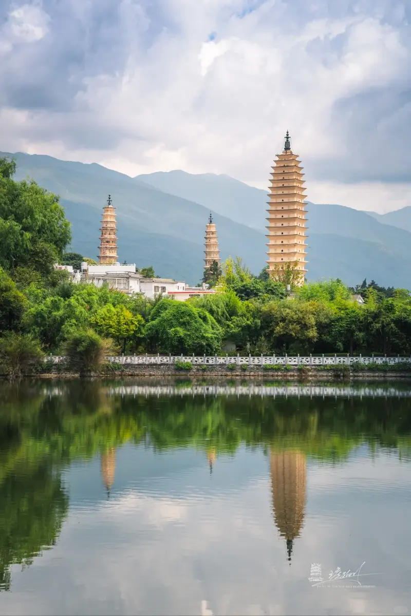 大理崇圣寺三塔与苍山景观