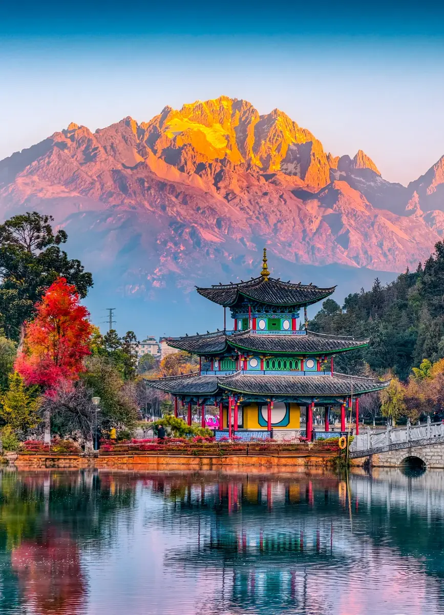 丽江黑龙潭与玉龙雪山景观