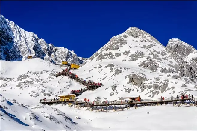 玉龙雪山雪景与游客步道